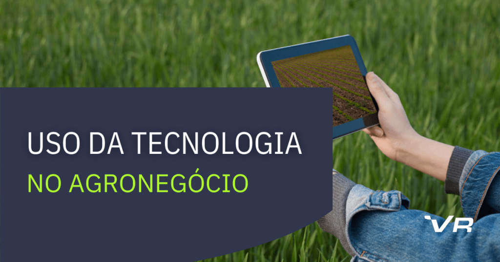 Pessoa com um tablet na mão com um gramado verde de fundo. Em um box azul, o título "Uso da tecnologia no agronegócio". Ao lado, o ícone da VRental em branco.