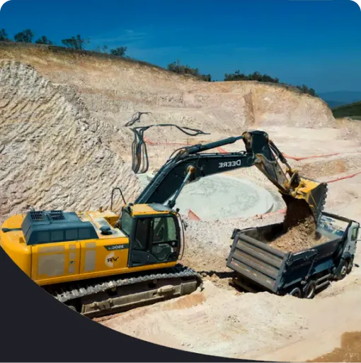 escavadeira descarregando terra em um caminhão