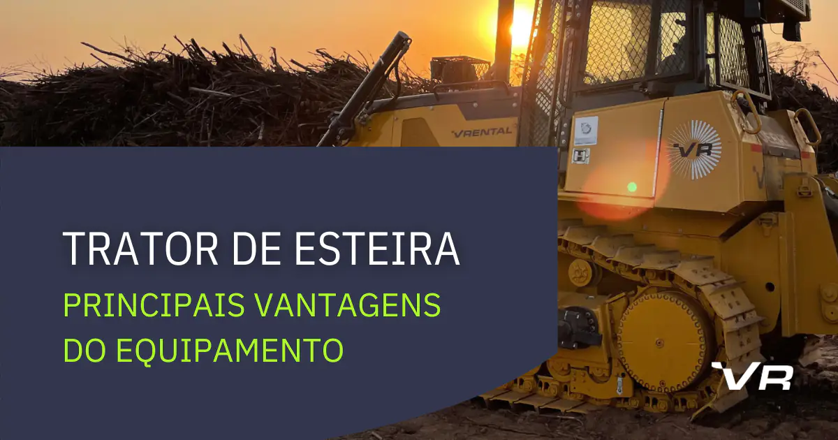 Foto de um trator de um trator de esteira da VRental com o pôr do sol de plano de fundo. Em um box azul, o título "Trator de esteira: principais vantagens do equipamento". Ao lado, o ícone da VRental em branco.